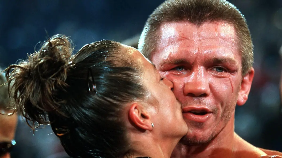 Graciano Rocchigiani (Deutschland) bekommt einen Kuss von Ehefrau Christine