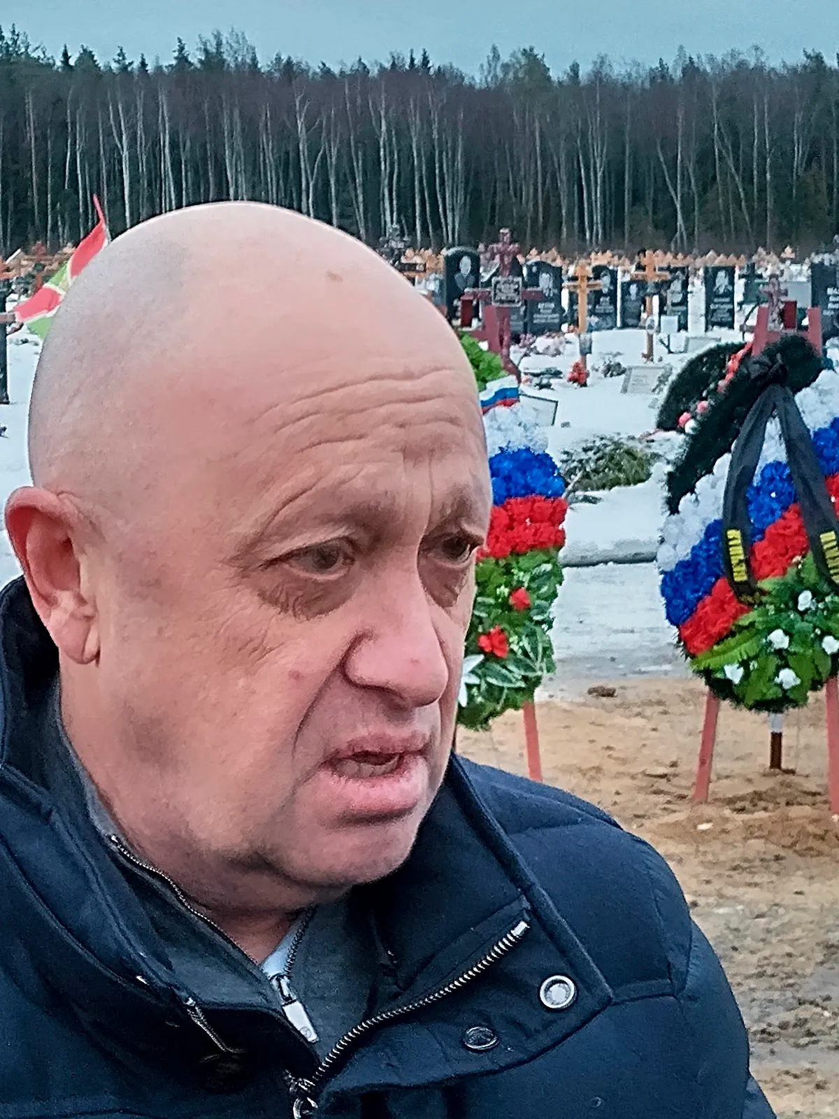 ARCHIV - 24.12.2022, Russland, St. Petersburg: Der Leiter der Wagner-Gruppe, Jewgeni Prigoschin, nimmt an der Beerdigung eines Kämpfers der Wagner-Gruppe, der während des Kriegs in der Ukraine ums Leben kam, auf einem Friedhof außerhalb von St. Petersburg teil. Die Aktivitäten der russischen Söldnergruppe Wagner und von Regierungstruppen in Mali sollen nach dem Willen unabhängiger UN-Menschenrechtsexperten untersucht werden. (zu dpa «UN-Experten: Menschenrechtsverletzungen durch Wagner-Gruppe prüfen») Foto: Uncredited/AP/dpa +++ dpa-Bildfunk +++