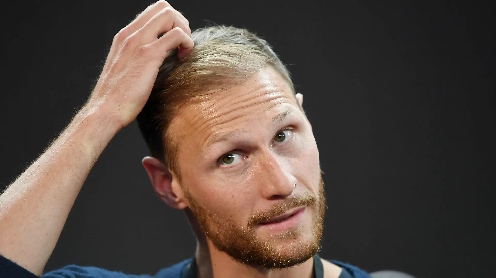 ARCHIV - 14.06.2018, Baden-Württemberg, Stuttgart: Der Fußballspieler Benedikt Höwedes gibt im Rahmen des ATP-Turniers eine Pressekonferenz. (zu dpa: "Einseitige Freude: Schalke trifft in Moskau auf Höwedes und Co." vom 01.10.2018) Foto: Marijan Murat/dpa +++ dpa-Bildfunk +++