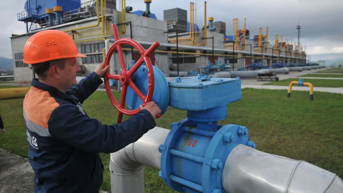 ARCHIV - 07.10.2015, Ukraine, Wolowez: Ein Arbeiter dreht an einem roten Rad an der Erdgasverdichterstation. Foto: Pavlo Palamarchuk/AP/dpa +++ dpa-Bildfunk +++