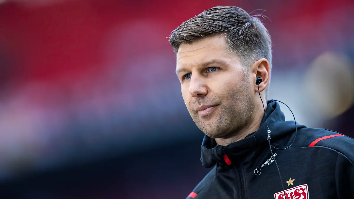 ARCHIV - 19.03.2022, Baden-Württemberg, Stuttgart: Fußball: Bundesliga, VfB Stuttgart - FC Augsburg, 27. Spieltag, Mercedes-Benz-Arena. Thomas Hitzlsperger, Vorstandsvorsitzender des VfB Stuttgart, steht vor dem Spiel im Stadion. Thomas Hitzlsperger kritisierte die FIFA scharf. (zu dpa: «Hitzlsperger zu FIFA-Druck wegen «One Love»-Binde: «Wie erbärmlich»») Foto: Tom Weller/dpa - WICHTIGER HINWEIS: Gemäß den Vorgaben der DFL Deutsche Fußball Liga bzw. des DFB Deutscher Fußball-Bund ist es untersagt, in dem Stadion und/oder vom Spiel angefertigte Fotoaufnahmen in Form von Sequenzbildern und/oder videoähnlichen Fotostrecken zu verwerten bzw. verwerten zu lassen. +++ dpa-Bildfunk +++