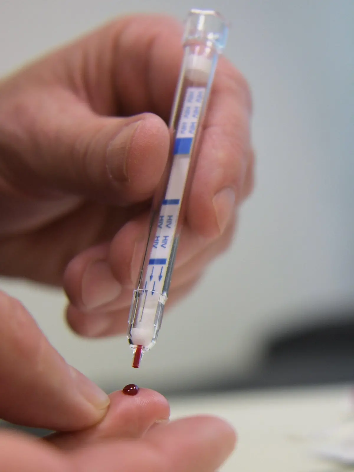 ARCHIV - 04.05.2017, Berlin: ILLUSTRATION - Ein junger Mann führt  einen HIV-Heimtest durch. HIV-Selbsttests dürfen ab 29.09.2018 in Deutschland verkauft werden. (zu dpa "HIV-Selbsttests in Deutschland frei verkäuflich" vom 28.09.2018) Foto: Britta Pedersen/dpa-Zentralbild/dpa +++ dpa-Bildfunk +++