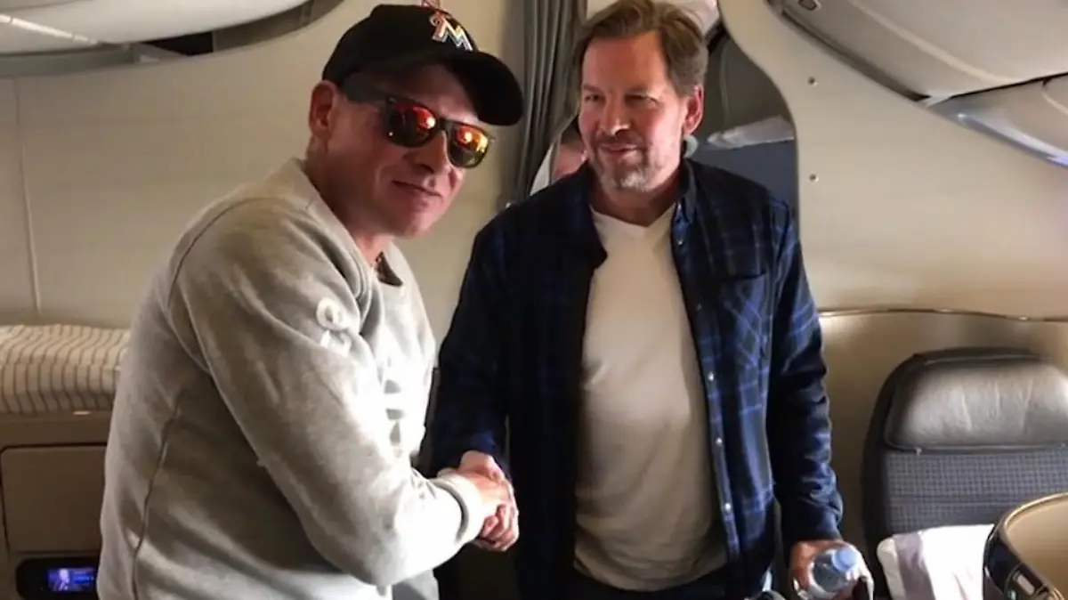 Jan Ullrich bekommt von einem Flugsicherheitsbeamten Mut zugesprochen.