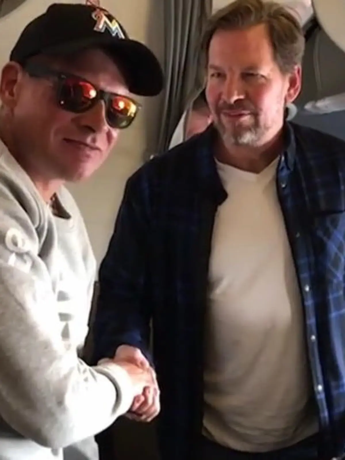 Jan Ullrich bekommt von einem Flugsicherheitsbeamten Mut zugesprochen.