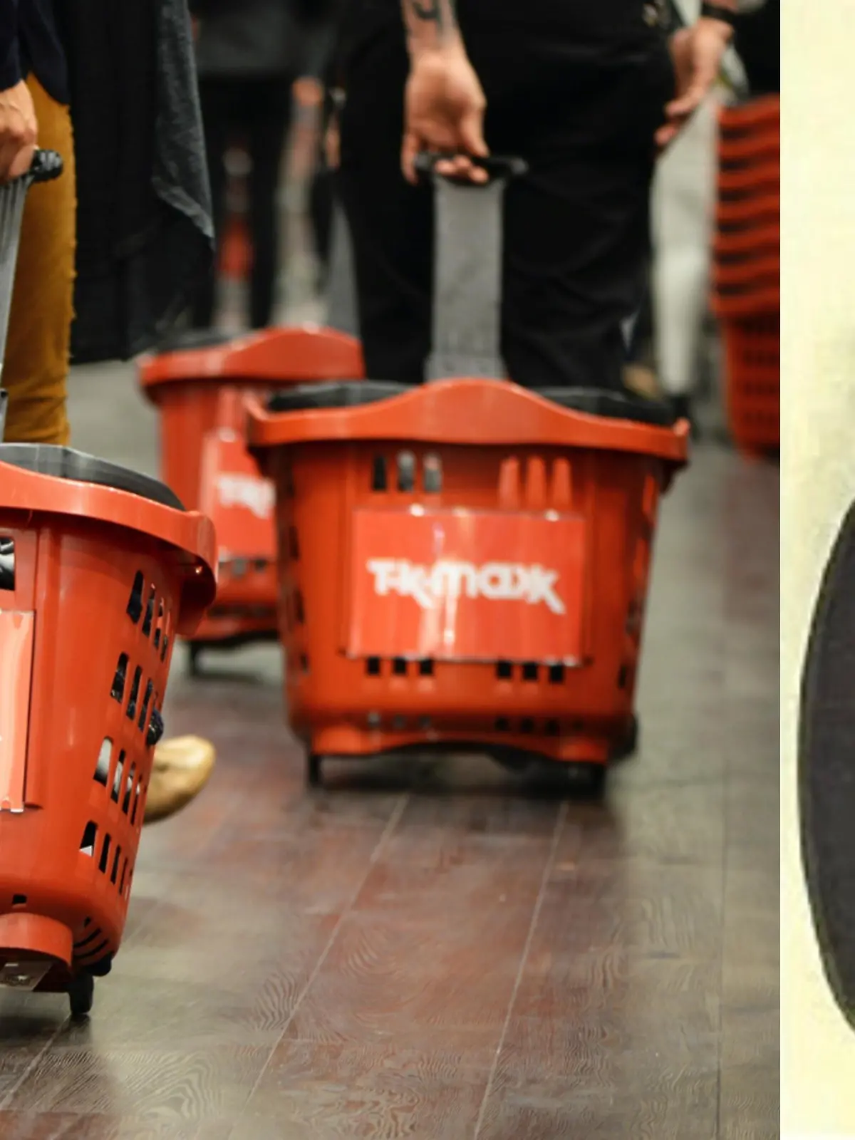 Auf dem Foto sieht man ein TK Maxx Geschäft, in dem Menschen ihre Einkaufskörbe hinter sich herziehen. Auf der rechten Seite ist die zurück gerufene Grillpfanne abgebildet.