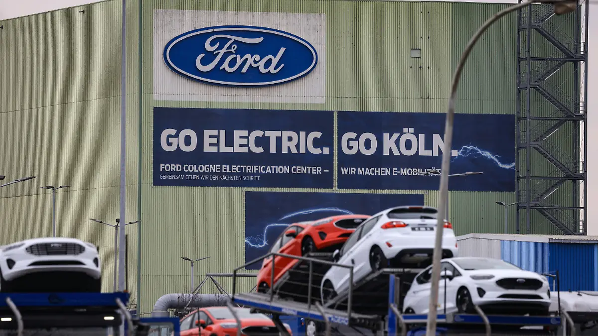 ARCHIV - 23.01.2023, Nordrhein-Westfalen, Köln: Autos stehen auf Transportfahrzeugen auf dem Werksgelände von Ford. Der US-Autobauer Ford will in Köln und Aachen 2300 Stellen abbauen. (Zu dpa: «Ford will 2300 Jobs in Köln und Aachen streichen») Foto: Oliver Berg/dpa +++ dpa-Bildfunk +++