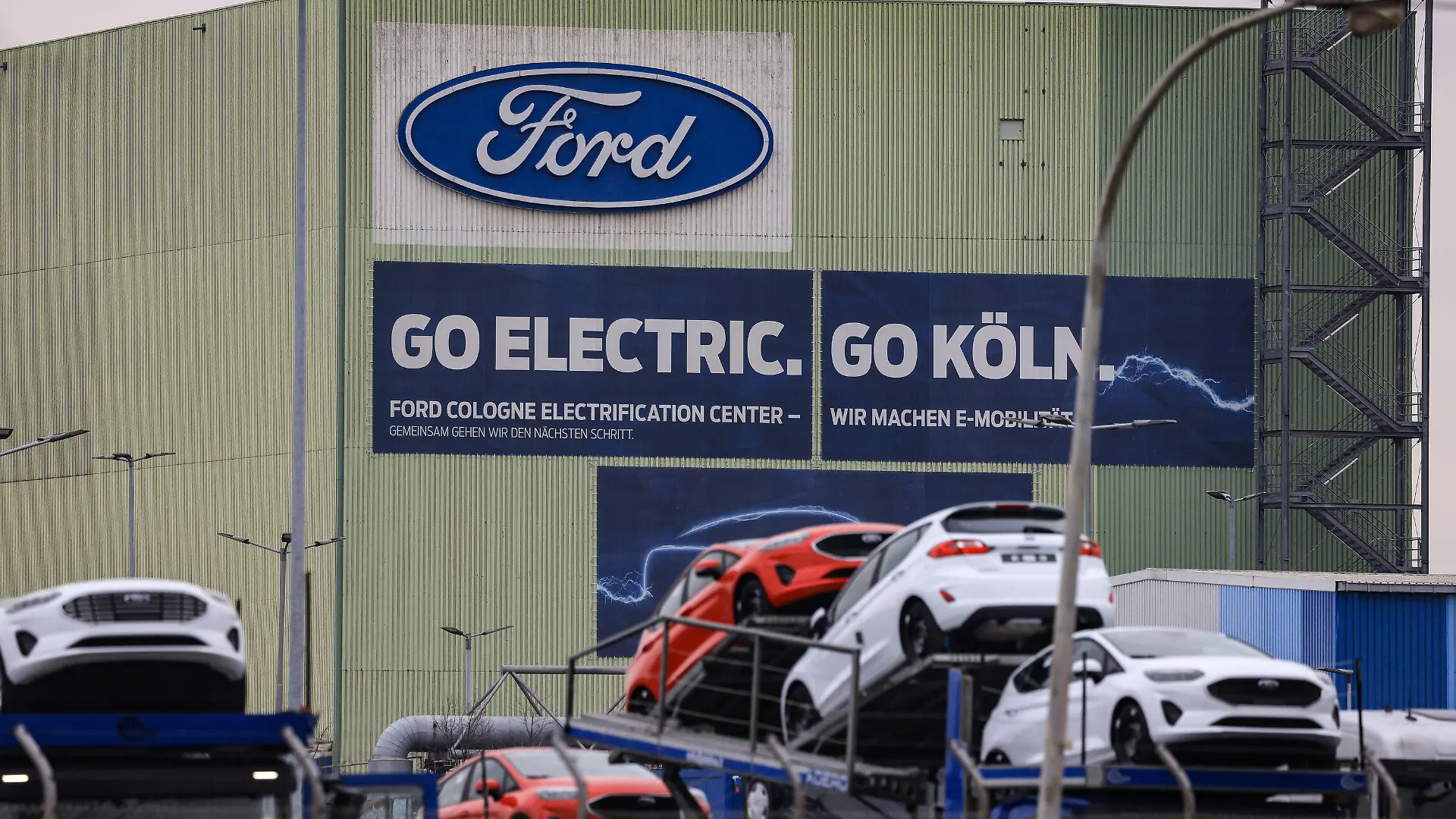 ARCHIV - 23.01.2023, Nordrhein-Westfalen, Köln: Autos stehen auf Transportfahrzeugen auf dem Werksgelände von Ford. Der US-Autobauer Ford will in Köln und Aachen 2300 Stellen abbauen. (Zu dpa: «Ford will 2300 Jobs in Köln und Aachen streichen») Foto: Oliver Berg/dpa +++ dpa-Bildfunk +++