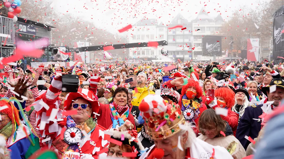 Karneval Koeln, Sessionseroeffnung auf dem Heumarkt Aktuell, 11.11.2021, Koeln, Singende und tanzende Jecken und Karnevalisten feiern den Beginn der Karneval Session trotz der aktuellen Corona Pandemie unter 2-G Regeln auf dem Koelner Heumarkt Koeln Nordrhein-Westfalen Deutschland *** Karneval Koeln, Sessionseroeffnung auf dem Heumarkt Aktuell, 11 11 2021, Koeln, Singing and dancing Jecken and Karnevalisten celebrate the beginning of the carnival session despite the current Corona Pandemie under 2 G rules on the Koelner Heumarkt Koeln Nordrhein Westfalen Germany