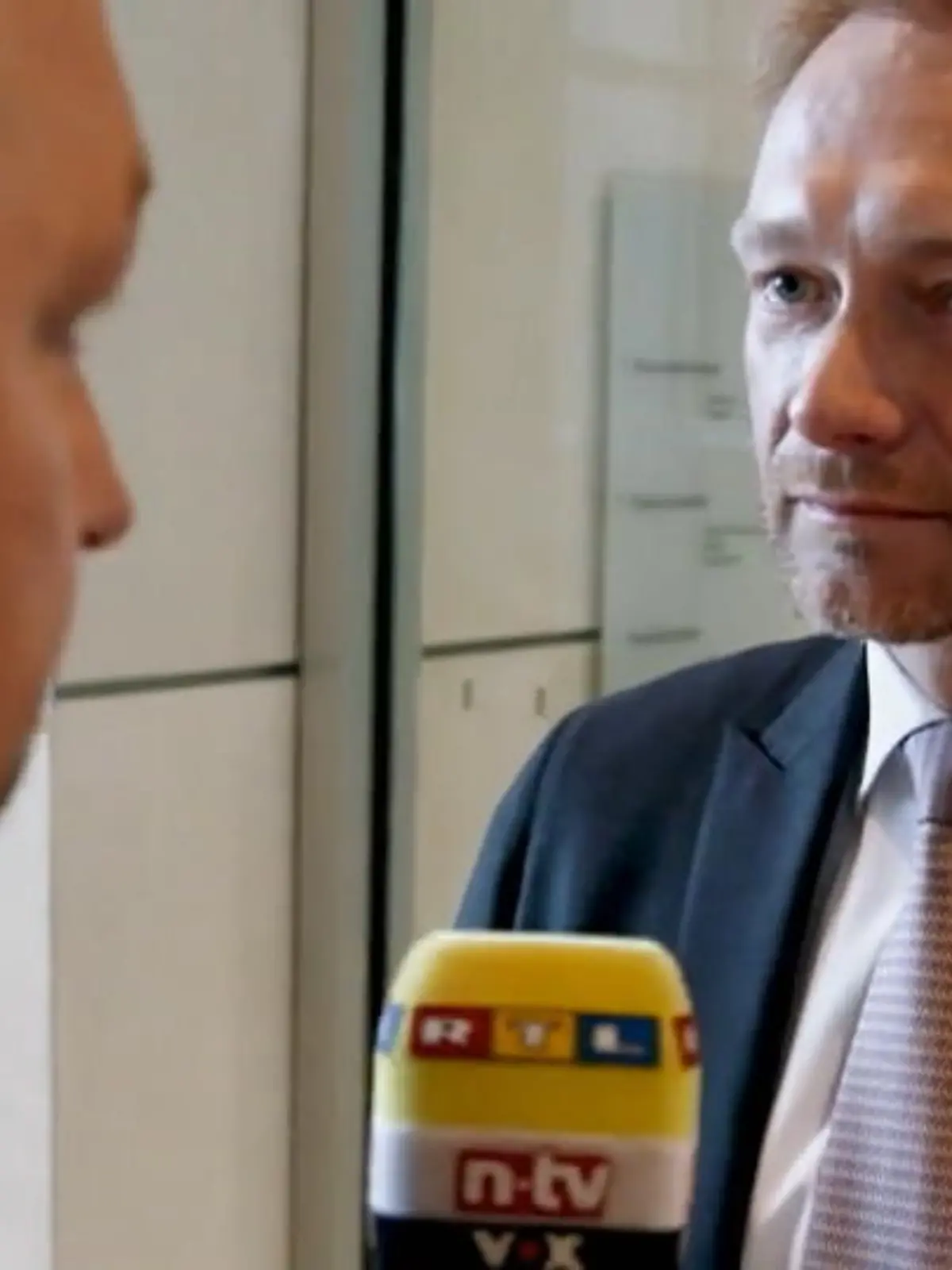 Bild zu: "Wie reagieren sie auf dreistes Duzen?"