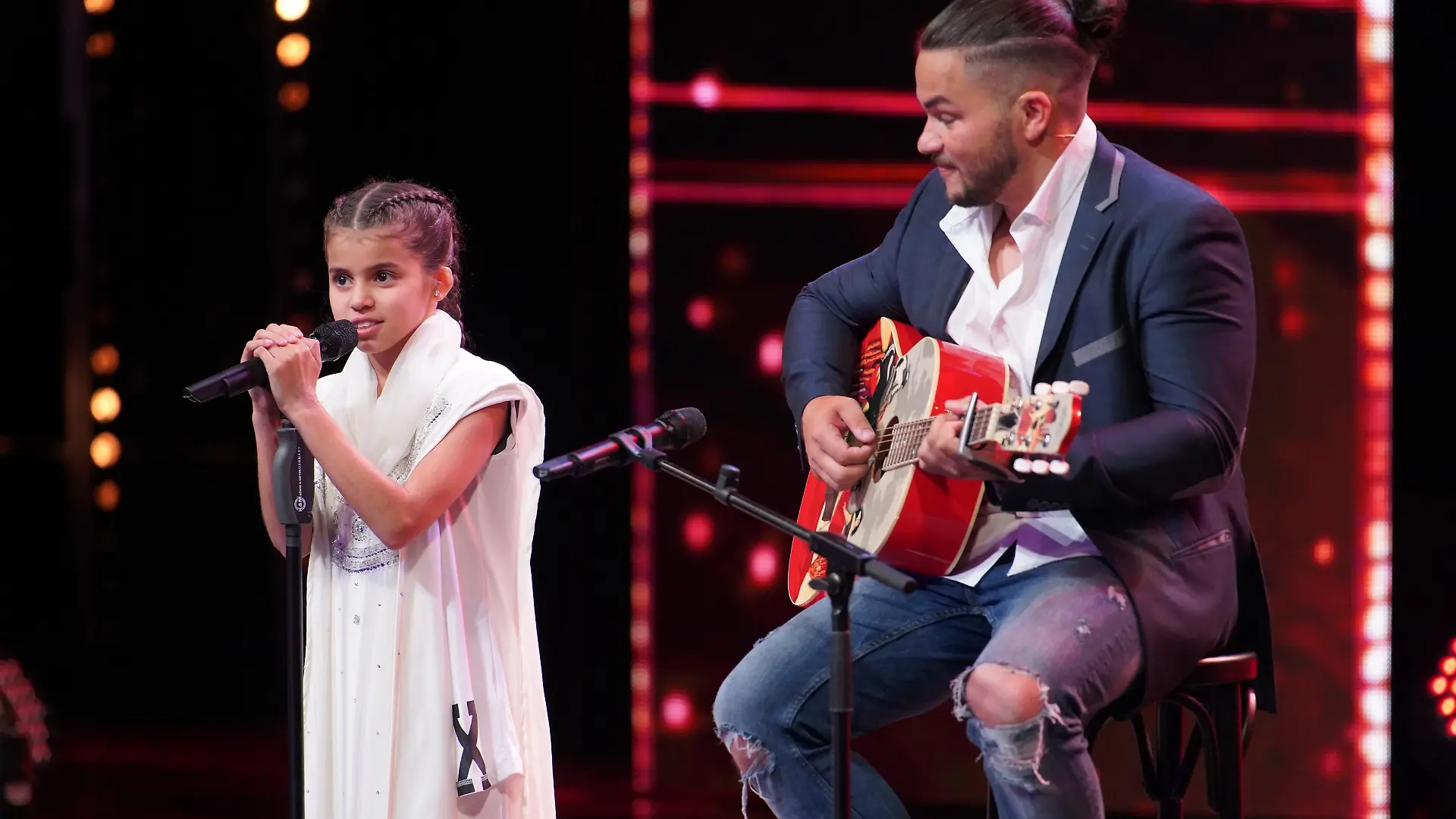 <b>Adriana Rahel Brandt und ihr Vater Raimund aus Essen<b> haben eine besondere Überraschung. Mit Gitarre ausgerüstet kündigen die beiden an: 'Wir singen euch ein schönes Lied.'