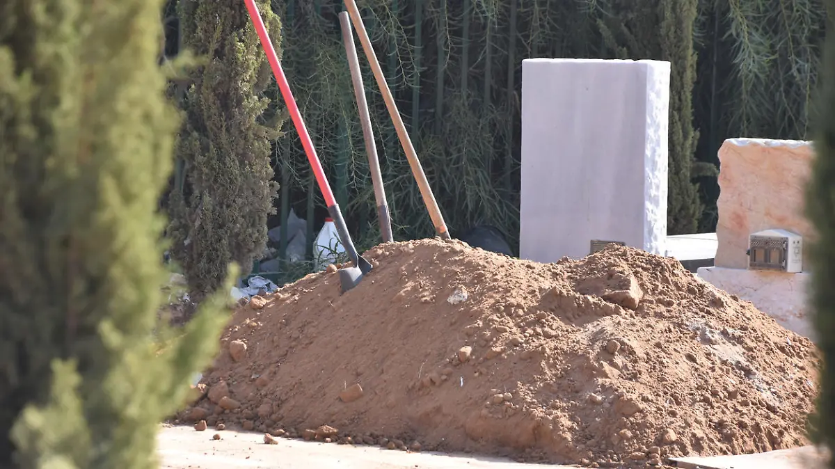 Auf dem Friedhof wird ein Grab ausgehoben.