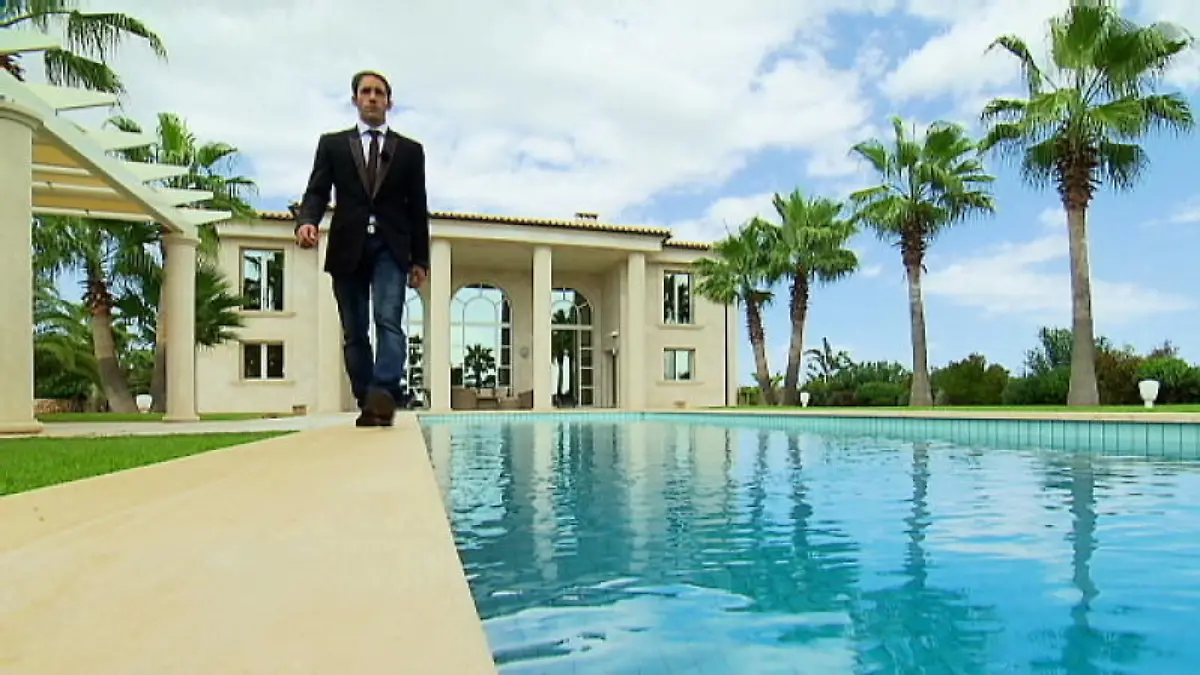 Makler Marcel Remus wird bei mieten, kaufen, wohnen am Pool einer Villa auf Mallorca stehen gelassen