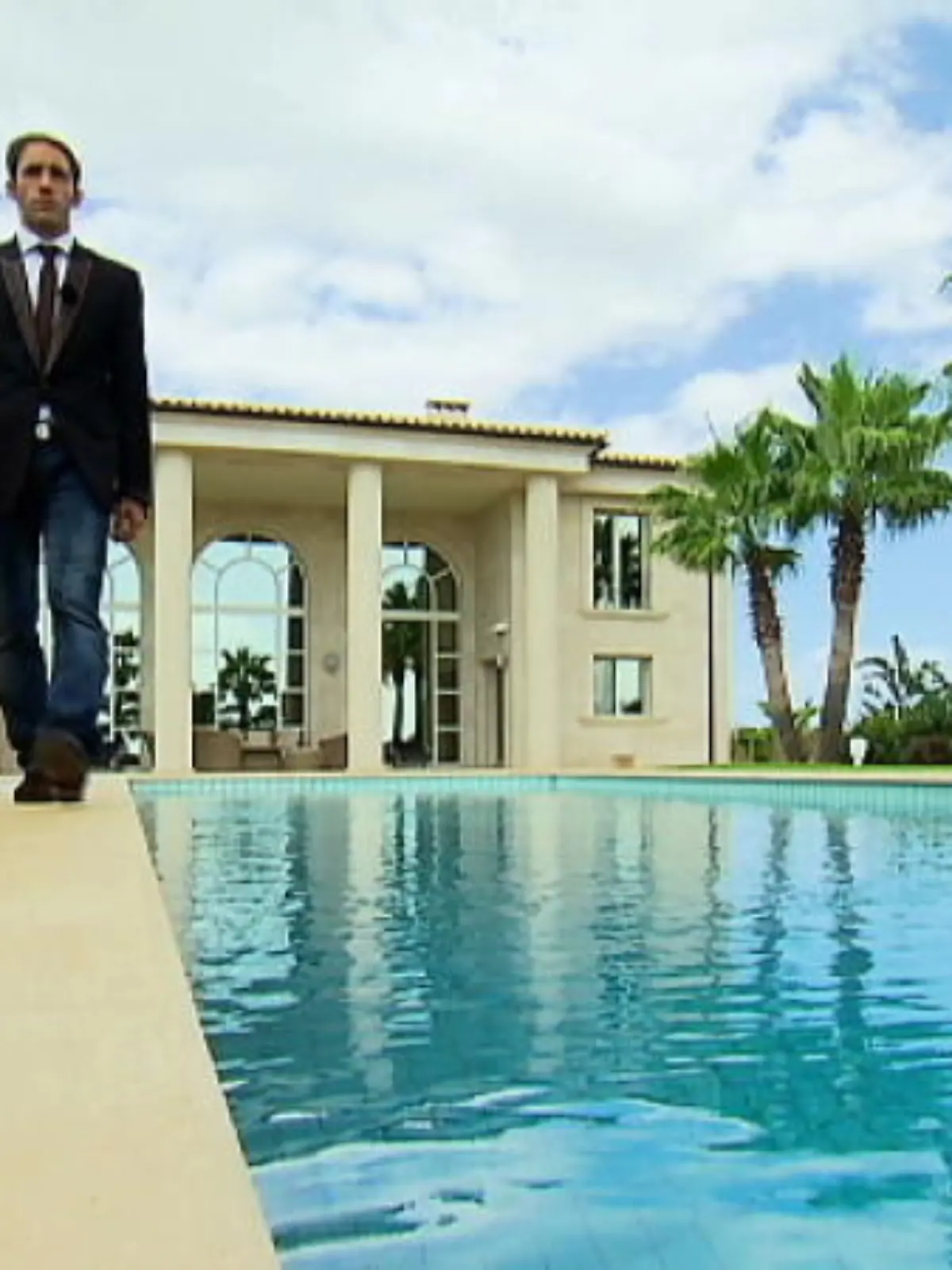 Makler Marcel Remus wird bei mieten, kaufen, wohnen am Pool einer Villa auf Mallorca stehen gelassen