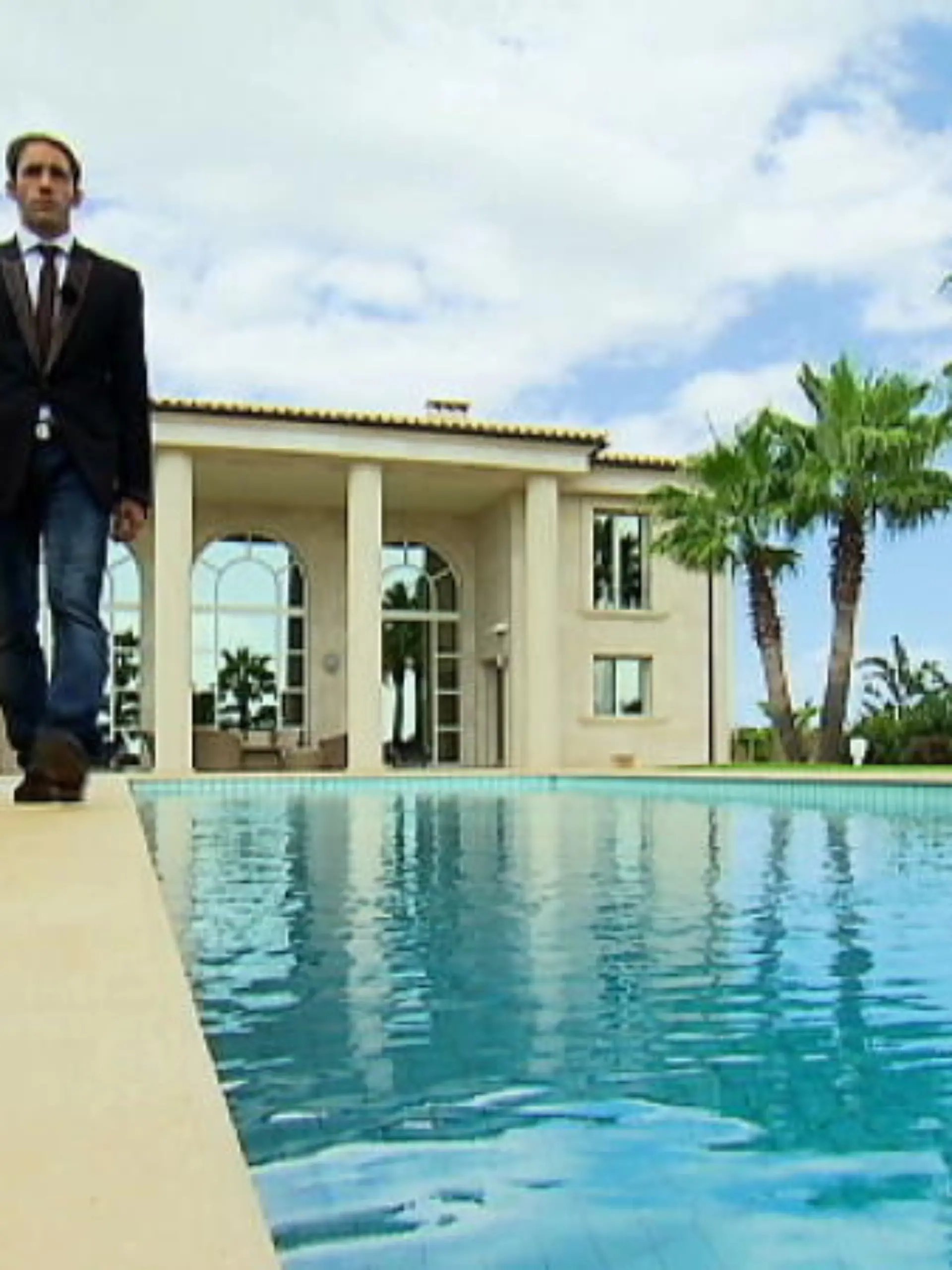 Makler Marcel Remus wird bei mieten, kaufen, wohnen am Pool einer Villa auf Mallorca stehen gelassen
