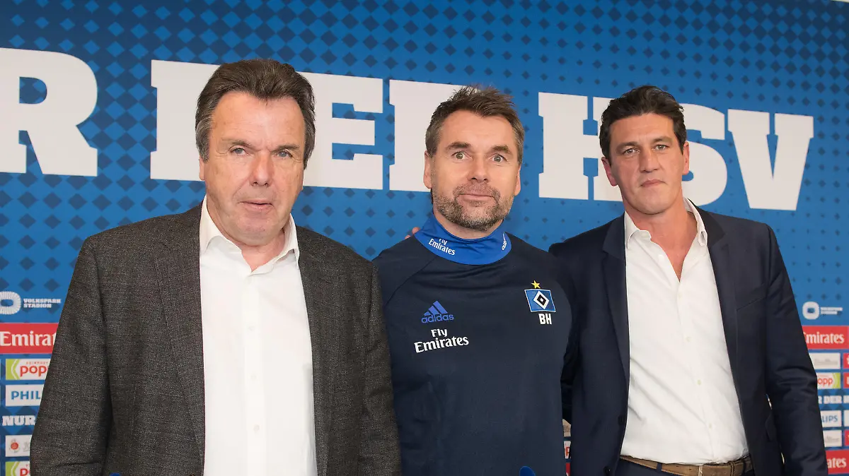 Bernd Hollerbach (M), der neue Cheftrainer des Fußball-Bundesligisten Hamburger SV, wird am 22.01.2018 im Volksparkstadion in Hamburg vom Vorstandsvorsitzenden der HSV Fußball AG, Heribert Bruchhagen (l) und Sportdirektor Jens Todt während einer Pressekonferenz vorgestellt. Foto: Daniel Reinhardt/dpa +++(c) dpa - Bildfunk+++