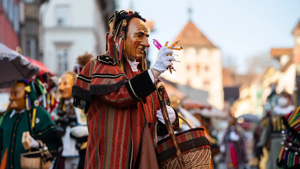 ARCHIV - 28.02.2022, Baden-Württemberg, Rottweil: Ein Schantle, eine Rottweiler Narrenfigur, geht am Fastnachtsmontag durch die Stadt und hält dabei Süßigkeiten in der Hand. (Zu dpa «Narren erobern Straßen zurück: Fastnacht im Ländle beginnt») Foto: Silas Stein/dpa +++ dpa-Bildfunk +++