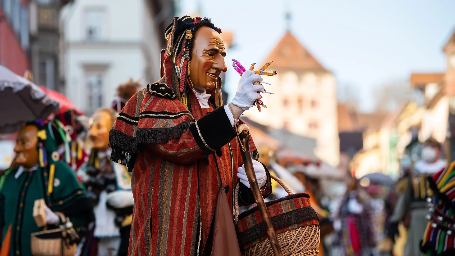 ARCHIV - 28.02.2022, Baden-Württemberg, Rottweil: Ein Schantle, eine Rottweiler Narrenfigur, geht am Fastnachtsmontag durch die Stadt und hält dabei Süßigkeiten in der Hand. (Zu dpa «Narren erobern Straßen zurück: Fastnacht im Ländle beginnt») Foto: Silas Stein/dpa +++ dpa-Bildfunk +++