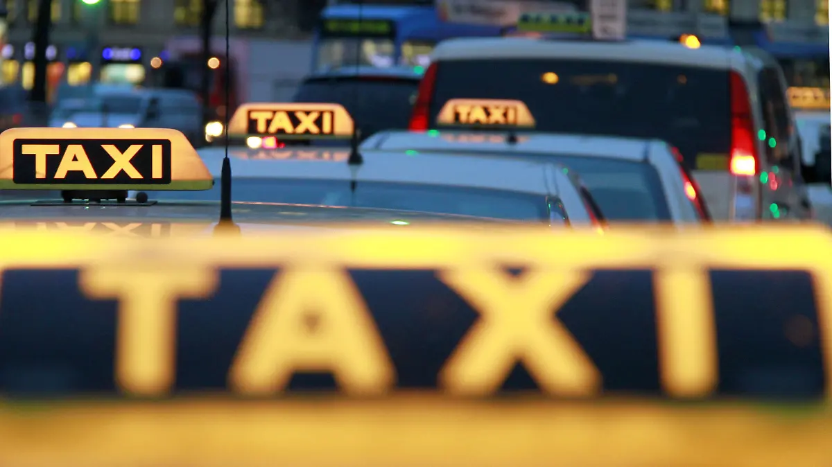 ARCHIV - Mehrere Taxis stehen am Taxistand am 10.02.2014 in München (Bayern). Foto: Rene Ruprecht/dpa (zu dpa "«SZ»-Umfrage: Taxifahren in Deutschland wird teils deutlich teurer" vom 08.10.2014) +++(c) dpa - Bildfunk+++