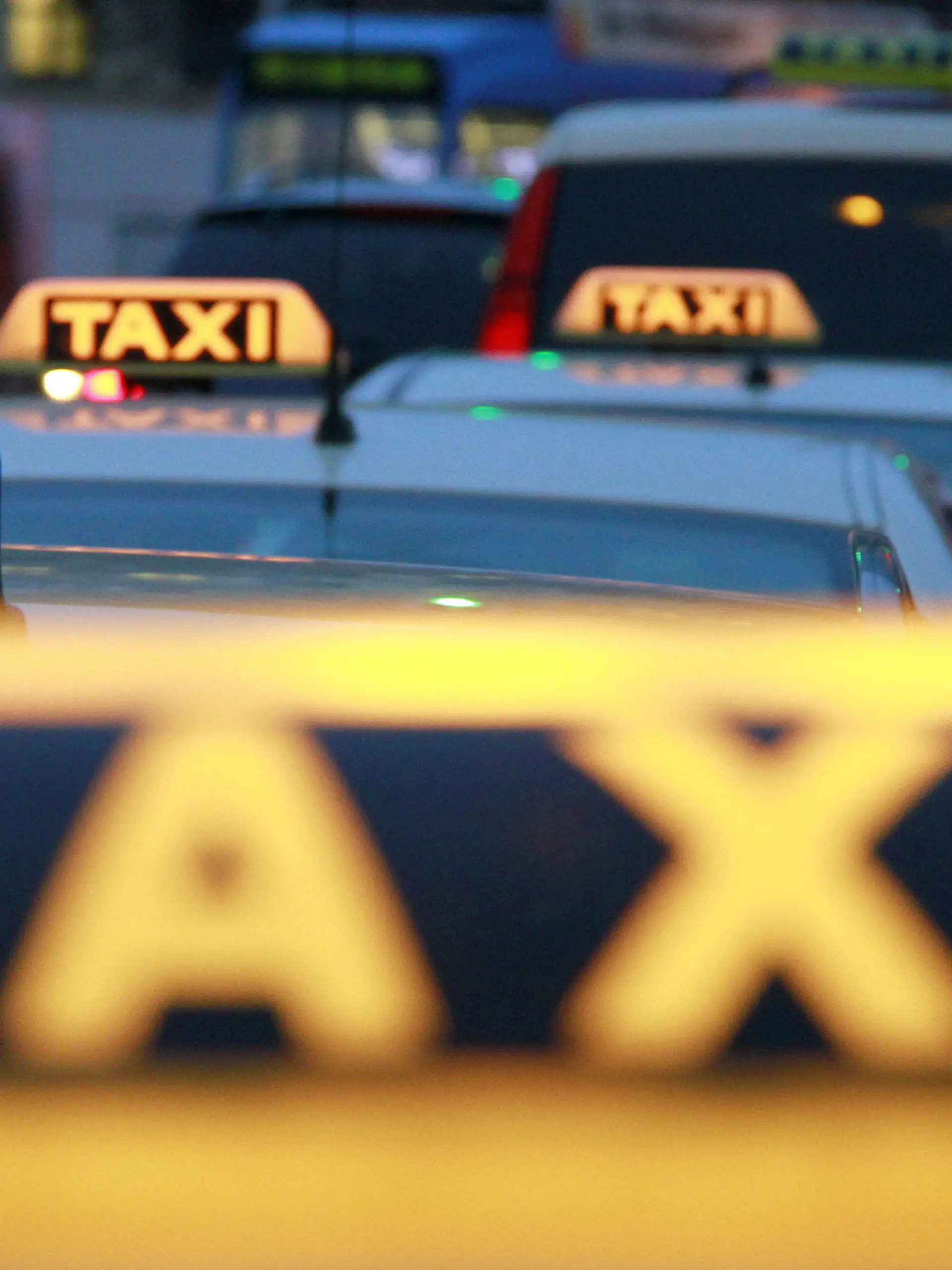 ARCHIV - Mehrere Taxis stehen am Taxistand am 10.02.2014 in München (Bayern). Foto: Rene Ruprecht/dpa (zu dpa "«SZ»-Umfrage: Taxifahren in Deutschland wird teils deutlich teurer" vom 08.10.2014) +++(c) dpa - Bildfunk+++