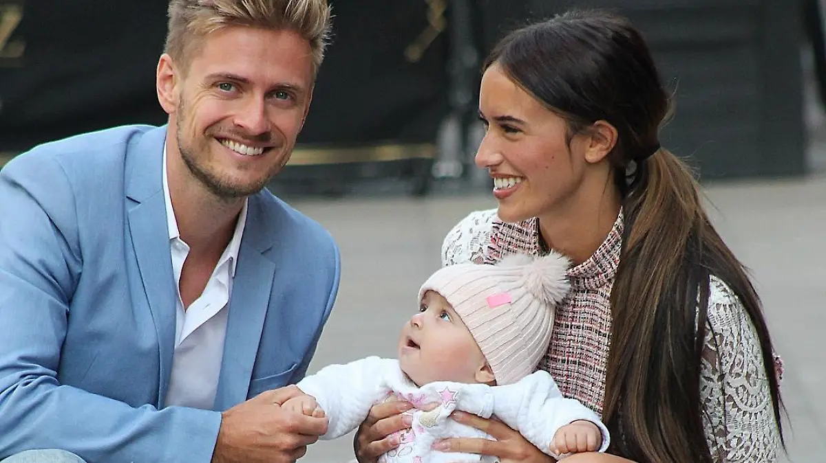 Happy family - Jörn Schlönvoigt, Ehefrau Hanna Weig und Töchterchen Delia.