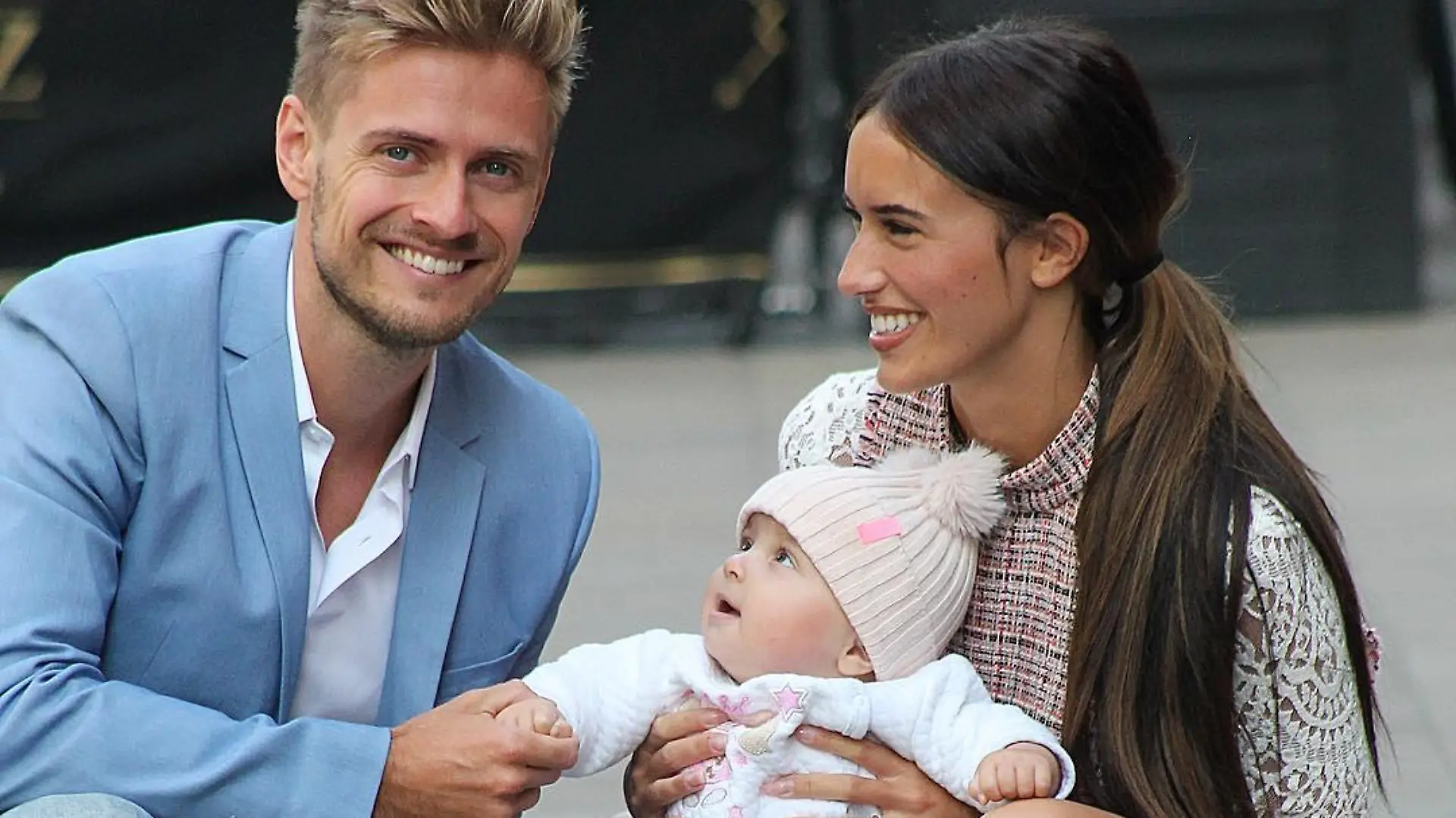 Happy family - Jörn Schlönvoigt, Ehefrau Hanna Weig und Töchterchen Delia.