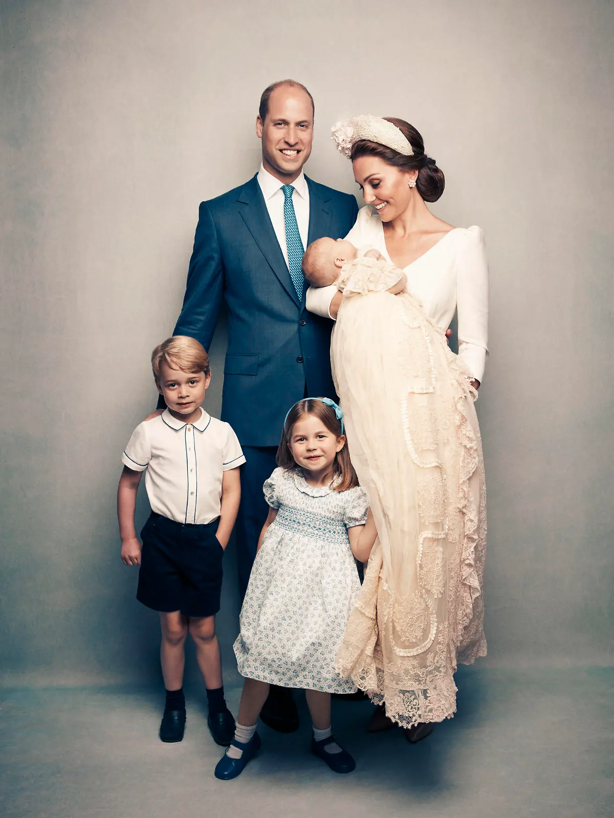 HANDOUT - 09.07.2018, Großbritannien, London: Dieses vom Duke and Duchess of Cambridge am 16.07.2018 zur Verfügung gestellte Foto zeigt die britische Herzogin Kate mit dem britischen Prinz Louis im Arm, den britischen Prinzen William sowie die gemeinsamen Kinder Prinz George und Prinzessin Charlotte nach der Taufe von Prinz Louis. Der jüngste Sohn von Prinz William und Herzogin Kate wurde am 09.07.2018 in der Kapelle des St.-James's-Palastes in London getauft. Getauft wurde der Kleine auf den Namen Louis Arthur Charles. Foto: Matt Holyoak/Duke and Duchess of Cambridge via Camera Press/AP/dpa - ACHTUNG: Nur zur redaktionellen Verwendung im Zusammenhang mit der aktuellen Berichterstattung und nur mit vollständiger Nennung des vorstehenden Credits +++ dpa-Bildfunk +++