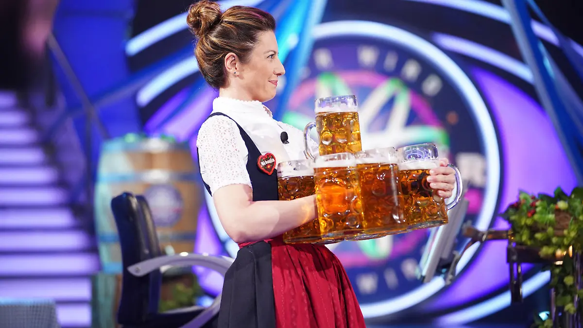 HANDOUT - 05.09.2018, ---: Wiesn-Kellnerin Michaela Maier in der  RTL-Quizshow «Wer wird Millionär?» (undatierte Aufnahme). Moderator G. Jauch lag mit seinem Oktoberfest-Special  am 24.09.2018 in der Zuschauergunst klar vorn. (zu dpa "Günter Jauch punktet mit einem Oktoberfest-Special" vom 25.09.2018) Foto: Stefan Gregorowius/RTL/dpa - ACHTUNG: Nur zur redaktionellen Verwendung im Zusammenhang mit einer Berichterstattung über die Sendung und nur mit vollständiger Nennung des vorstehenden Credits +++ dpa-Bildfunk +++