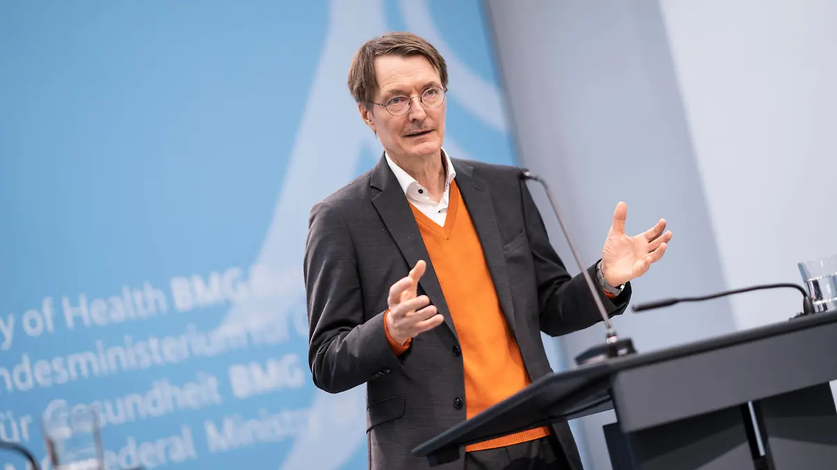 Übergabe Bericht der Regierungskommission für eine moderne und bedarfsgerechte Krankenhausversorgung und Notfallversorgung an den Bundesgesundheitsminister - Karl Lauterbach, Bundesgesundheitsminister, während des PresseterminsÜbergabe Bericht der Regierungskommission für eine moderne und bedarfsgerechte Krankenhausversorgung und Notfallversorgung an den Bundesgesundheitsminister - Karl Lauterbach, Bundesgesundheitsminister, während des Pressetermins, Berlin Berlin Deutschland BMG, Mauerstraße 29 *** Handover report of the government commission for a modern and needs-based hospital care and emergency care to the Federal Minister of Health Karl Lauterbach, Federal Minister of Health, during the press event Handover report of the gove