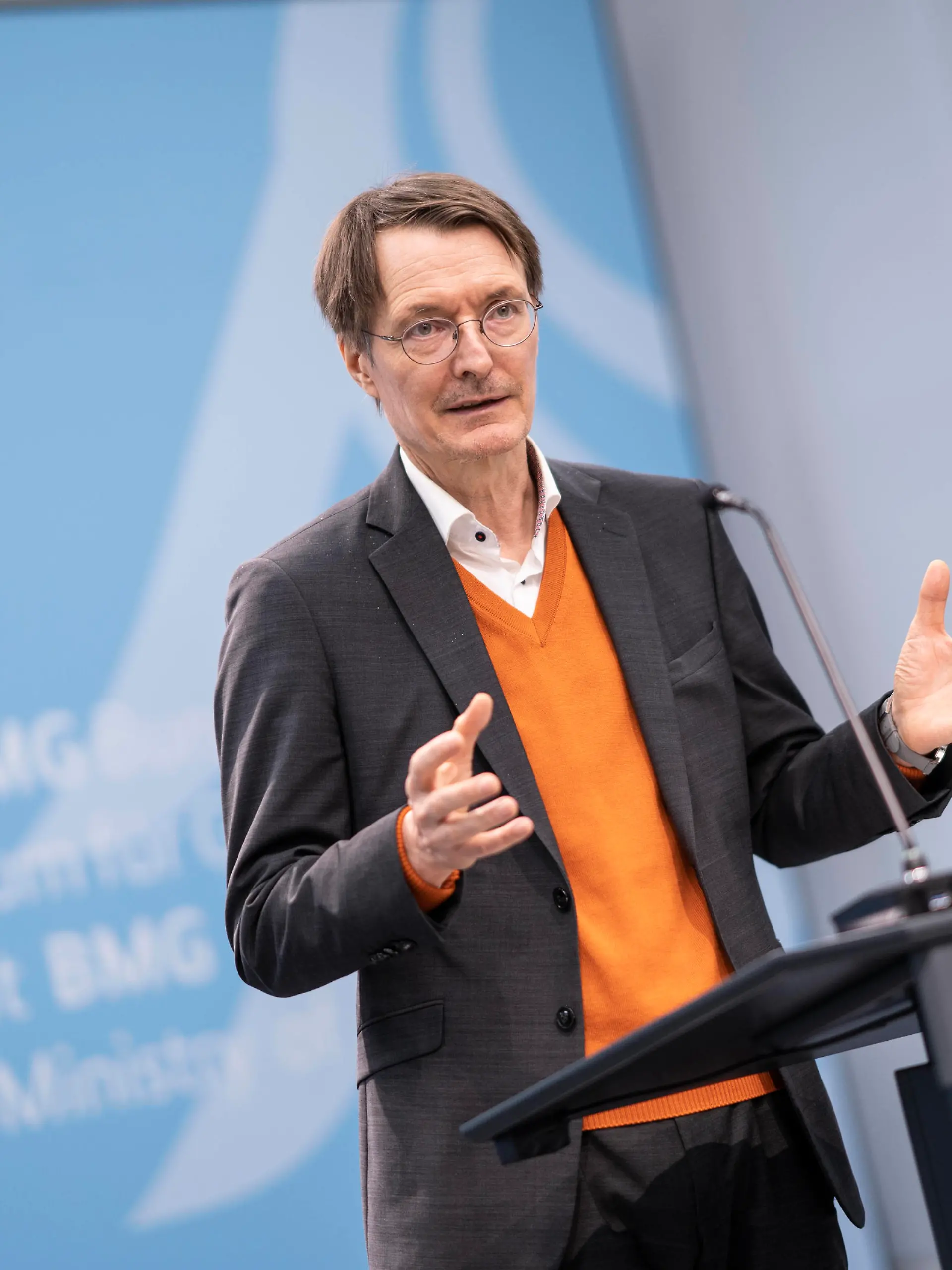 Übergabe Bericht der Regierungskommission für eine moderne und bedarfsgerechte Krankenhausversorgung und Notfallversorgung an den Bundesgesundheitsminister - Karl Lauterbach, Bundesgesundheitsminister, während des PresseterminsÜbergabe Bericht der Regierungskommission für eine moderne und bedarfsgerechte Krankenhausversorgung und Notfallversorgung an den Bundesgesundheitsminister - Karl Lauterbach, Bundesgesundheitsminister, während des Pressetermins, Berlin Berlin Deutschland BMG, Mauerstraße 29 *** Handover report of the government commission for a modern and needs-based hospital care and emergency care to the Federal Minister of Health Karl Lauterbach, Federal Minister of Health, during the press event Handover report of the gove