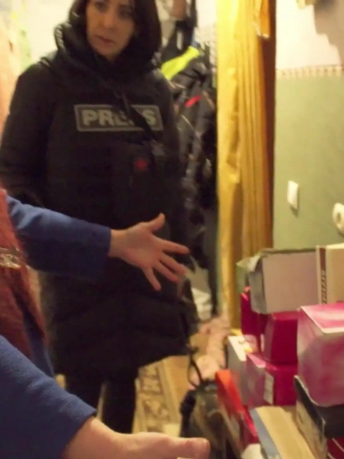 In Tetjanas Wohnung stapeln sich die Schuhe - für jede Jahreszeit. Die 58-Jährige will vorbereitet sein, wenn sie Hals über Kopf aus ihrem Dorf in Frontnähe fliehen muss.