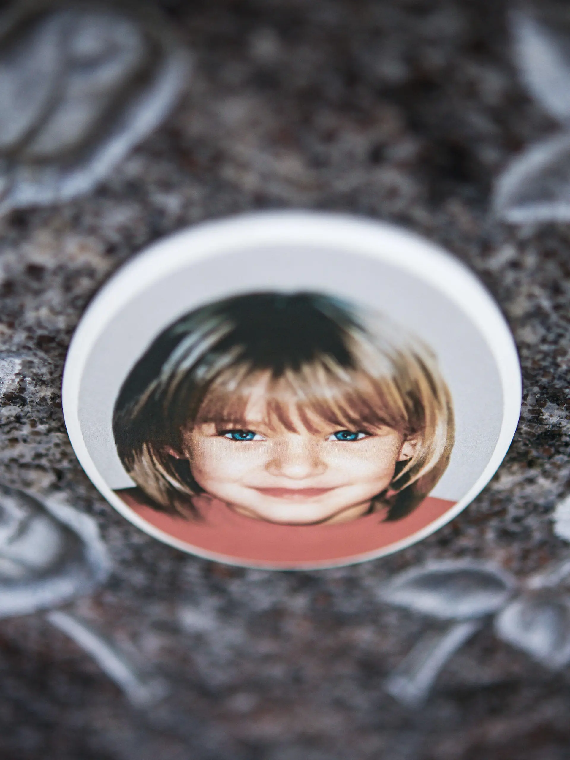 ARCHIV - 25.04.2013, Bayern, Nordhalben: Ein Gedenkstein mit dem Porträt des Mädchens Peggy auf dem Friedhof. Auch ein abschließendes Gutachten zu einer DNA-Verbindung zwischen dem Mordfall Peggy und dem NSU-Mitglied Uwe Böhnhardt hat den genauen Übertragungsweg nicht klären können.   (zu dpa "Polizeieinsatz im Fall Peggy aufgrund neuer Erkenntnisse" am 13.09.2018) Foto: David-Wolfgang Ebener/dpa +++ dpa-Bildfunk +++