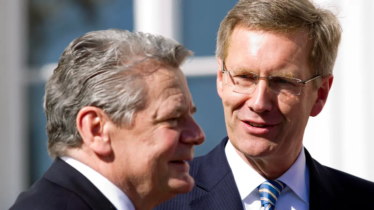 Former German President Christian Wulff (R) talks with President-in-waiting Joachim Gauck outside Bellevue Castle in Berlin, March 19, 2012. Gauck, a former Lutheran pastor and human rights activist from communist East Germany, was elected president of Europe's most powerful country on Sunday, creating a potential political headache for Chancellor Angela Merkel. REUTERS/Thomas Peter (GERMANY - Tags: POLITICS)