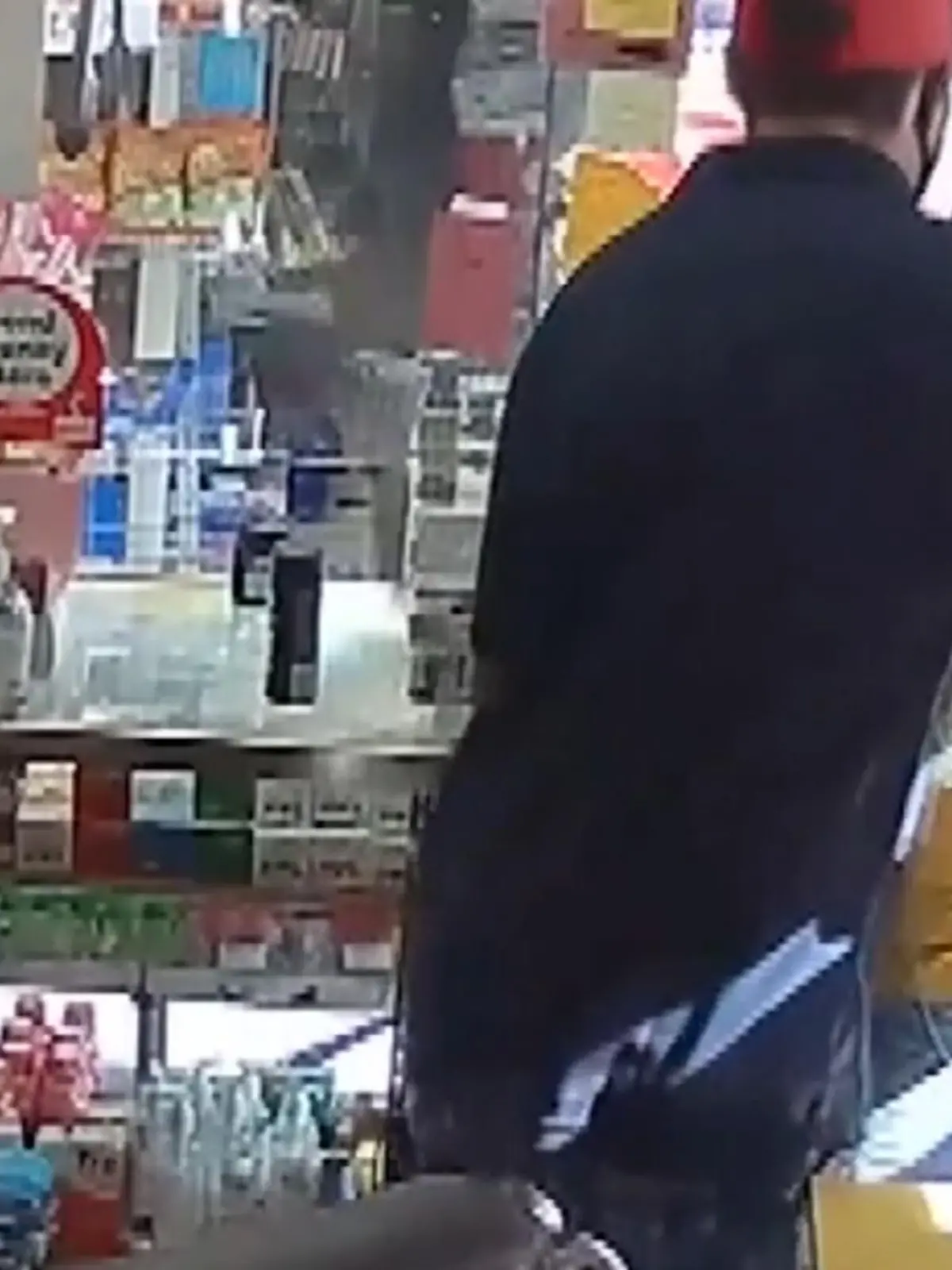 Es ist eine der schlimmsten Vorstellungen für jeden Supermarkt-Mitarbeiter: Plötzlich stürmt ein bewaffneter Räuber in den Laden, bedroht die Angestellten mit einer Waffe und fordert sämtliches Bargeld aus der Kasse. Genau dieses Angstszenario ist einer Frau aus Los Angeles widerfahren. Mitten am Tag hielt ein maskierter Mann ihr eine Messerklinge an Bauch und drohte, sie zu verletzen. Doch von Panik war bei ihr keine Spur. Sie drehte den Spieß um und verteidigte den Laden mit Leib und Seele. Im Video sehen Sie die Heldentat.