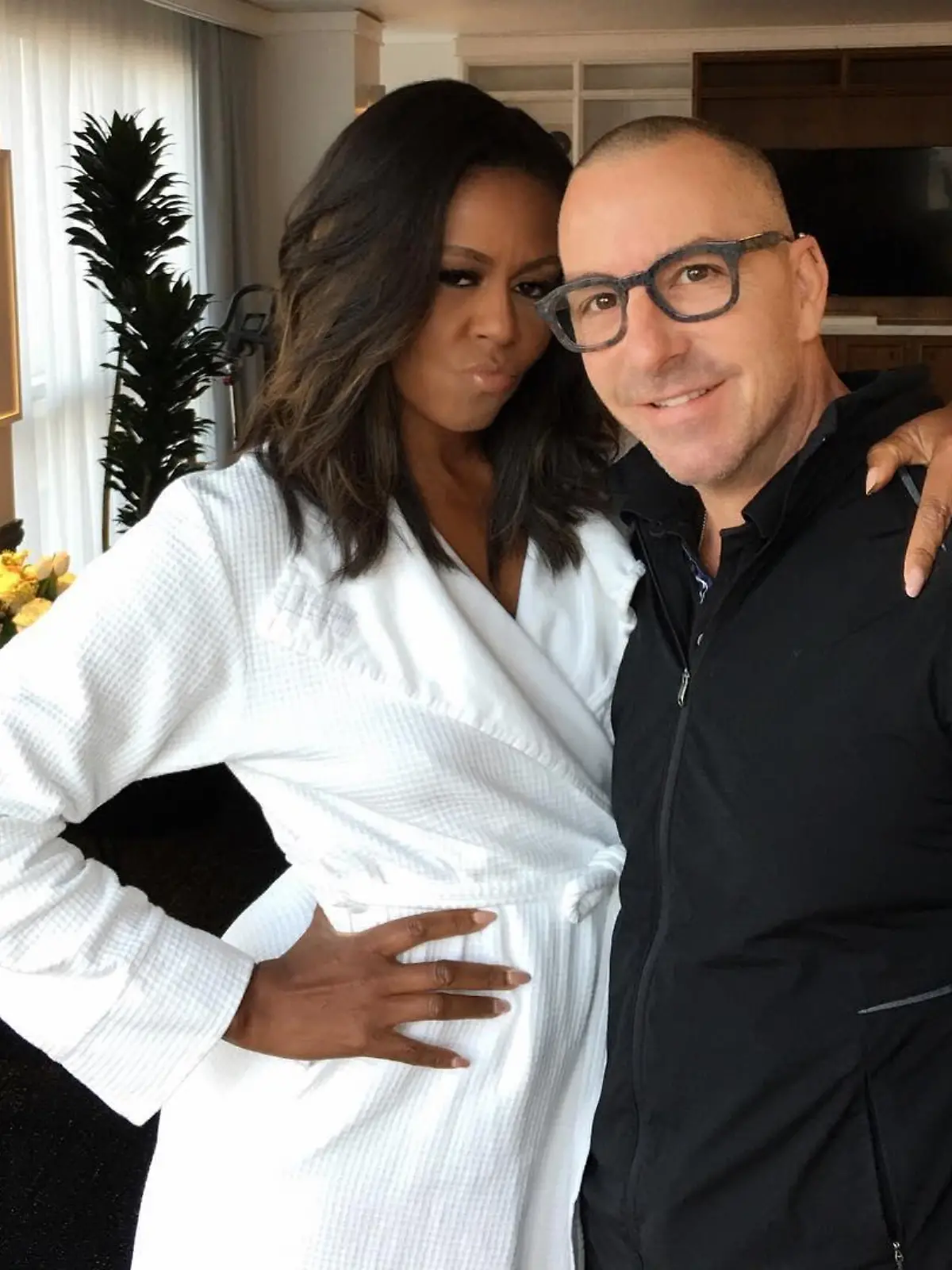 Michelle Obama posiert lässig im Bademantel.