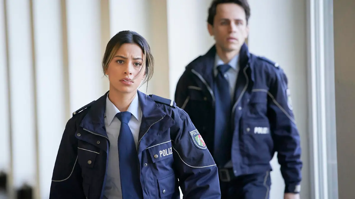 Polizeischüler Nuri (Adem Peker) berichtet seiner Freundin und Mitschülerin Dana (Gizem Emre), dass er gemacht hat, was die Gangster wollten. Dana ist davon nicht begeistert.