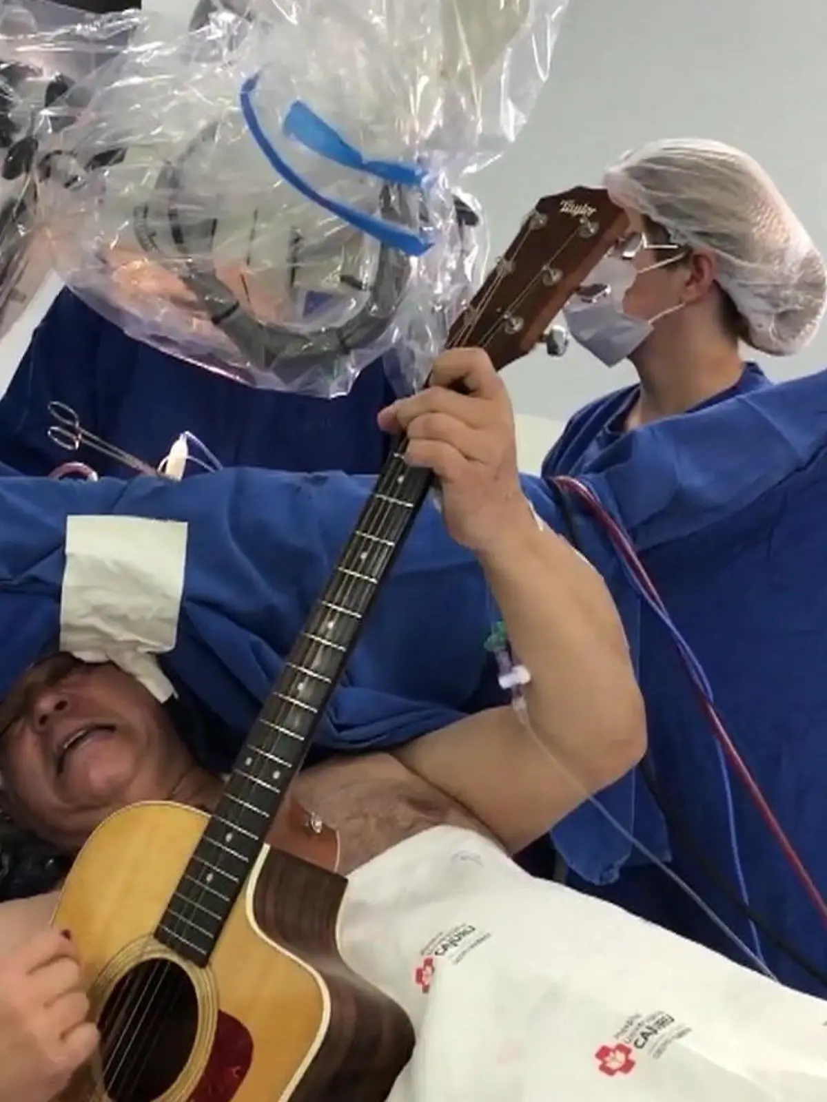 Von einer Operation sollte der Patient im besten Fall eigentlich nichts mitbekommen. Im Fall von Mauricio aus Brasilien ist das aber ganz anders! Er ist nicht nur während der gesamten Tumor-OP wach, sondern spielt auch noch Gitarre. Warum das bei einem Eingriff ins Gehirn durchaus Sinn macht, verraten wir im Video.