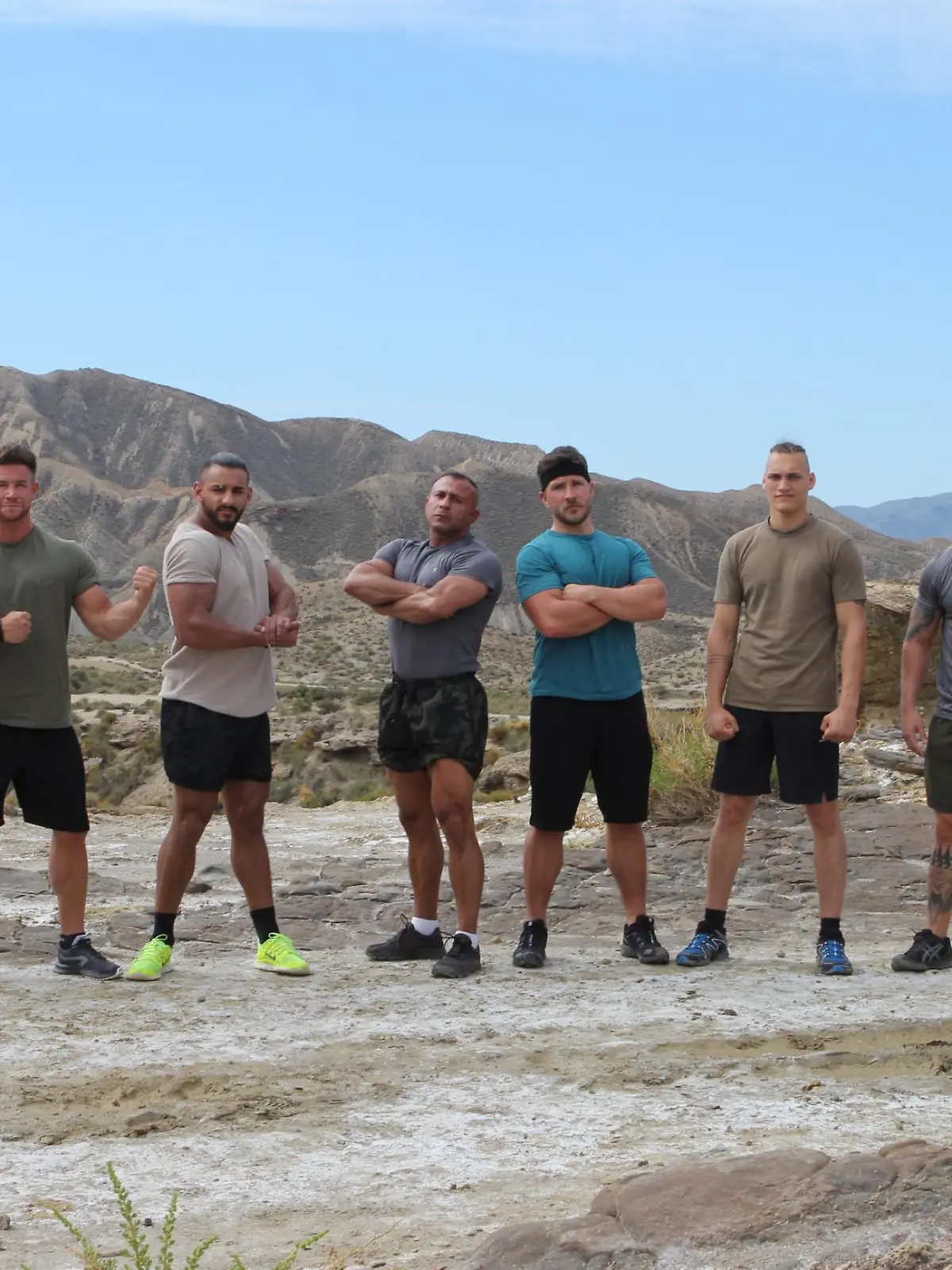 Die Athleten (v.l.) Johannes Veh, Manuel Bär, Issam Mokhtari, Roudi Hasan, Björn Millen, Bero Klahr, Marius Al-Ani und Robert Biasca müssen nicht nur die Prüfungen bestehen, sondern dabei ihre Gegner in direkten Körperkontakt-Kämpfen besiegen.