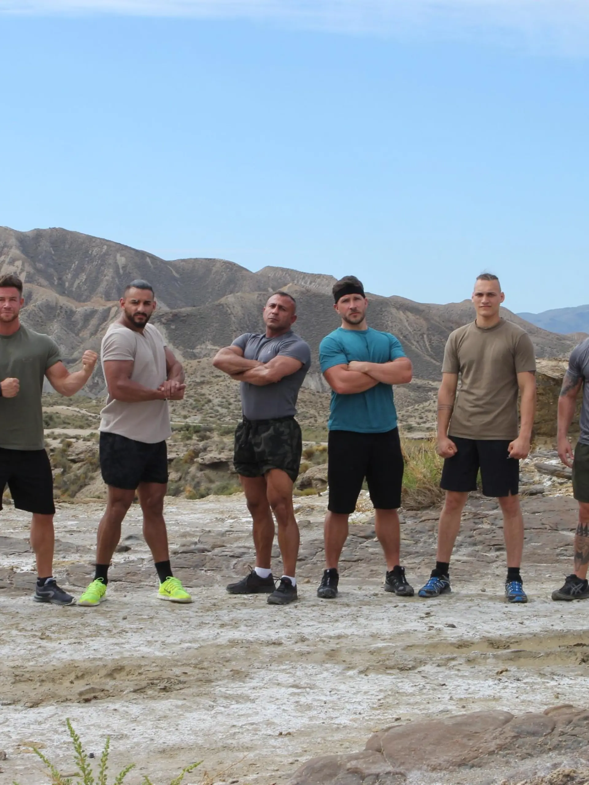 Die Athleten (v.l.) Johannes Veh, Manuel Bär, Issam Mokhtari, Roudi Hasan, Björn Millen, Bero Klahr, Marius Al-Ani und Robert Biasca müssen nicht nur die Prüfungen bestehen, sondern dabei ihre Gegner in direkten Körperkontakt-Kämpfen besiegen.