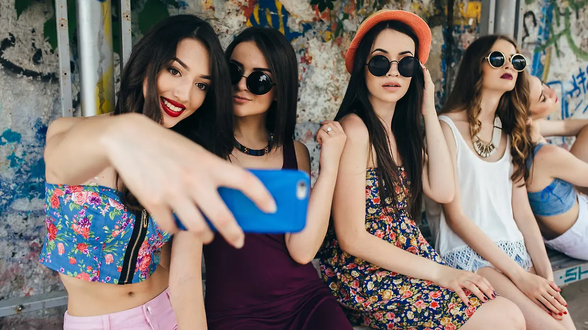 Fünf attraktive Junge Frauen posieren für ein Selfie