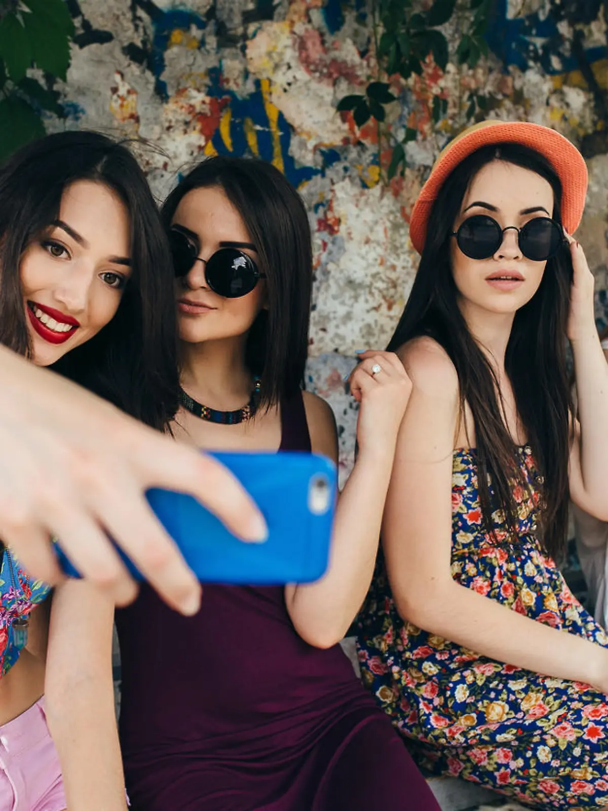 Fünf attraktive Junge Frauen posieren für ein Selfie