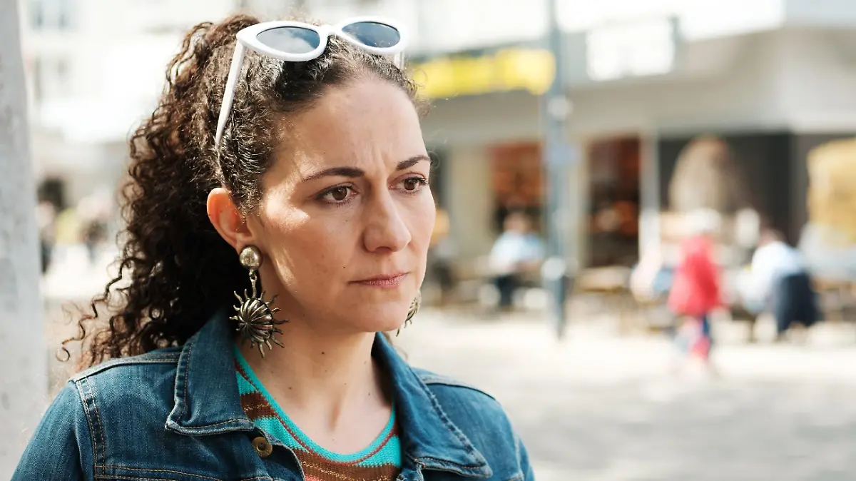 Kaya (Shirin Soraya) sieht dem Gespräch mit ihrem Mann Dirk voller Sorge entgegen.