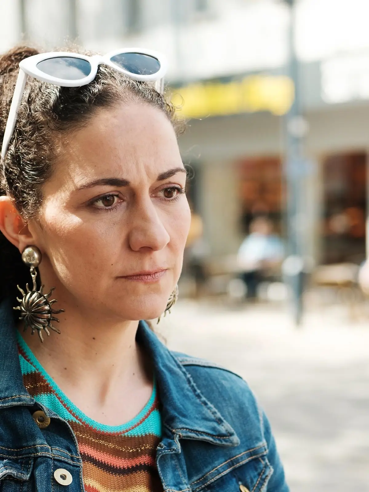 Kaya (Shirin Soraya) sieht dem Gespräch mit ihrem Mann Dirk voller Sorge entgegen.