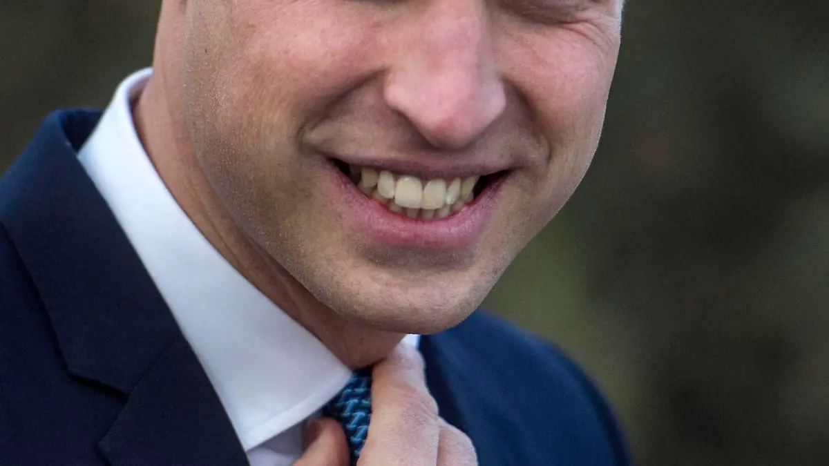 FILE - epa04643975 Britain's Prince William, Duke of Cambridge poses after painting the eye of 'shaun the sheep' at the British Ambassador's official residence in Beijing, China, 02 March 2015. EPA/FRED DUFOUR/POOL (zu dpa «Prinz William empfängt Wildtier-Schützer im Palast» vom 24.11.2015) +++(c) dpa - Bildfunk+++