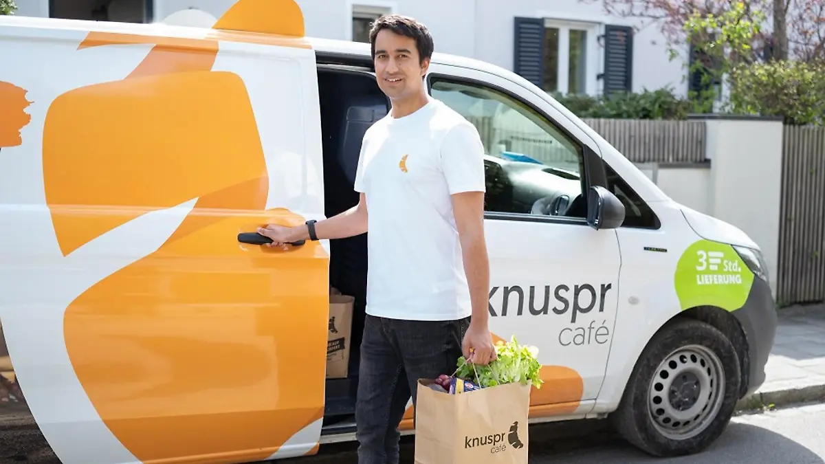 Der Münchner Online-Supermarkt Knuspr hat ein Wochenend-Café in der Innenstadt eröffnet. „Knuspr Café“ soll ab Juli auch an Sonn- und Feiertagen liefern.