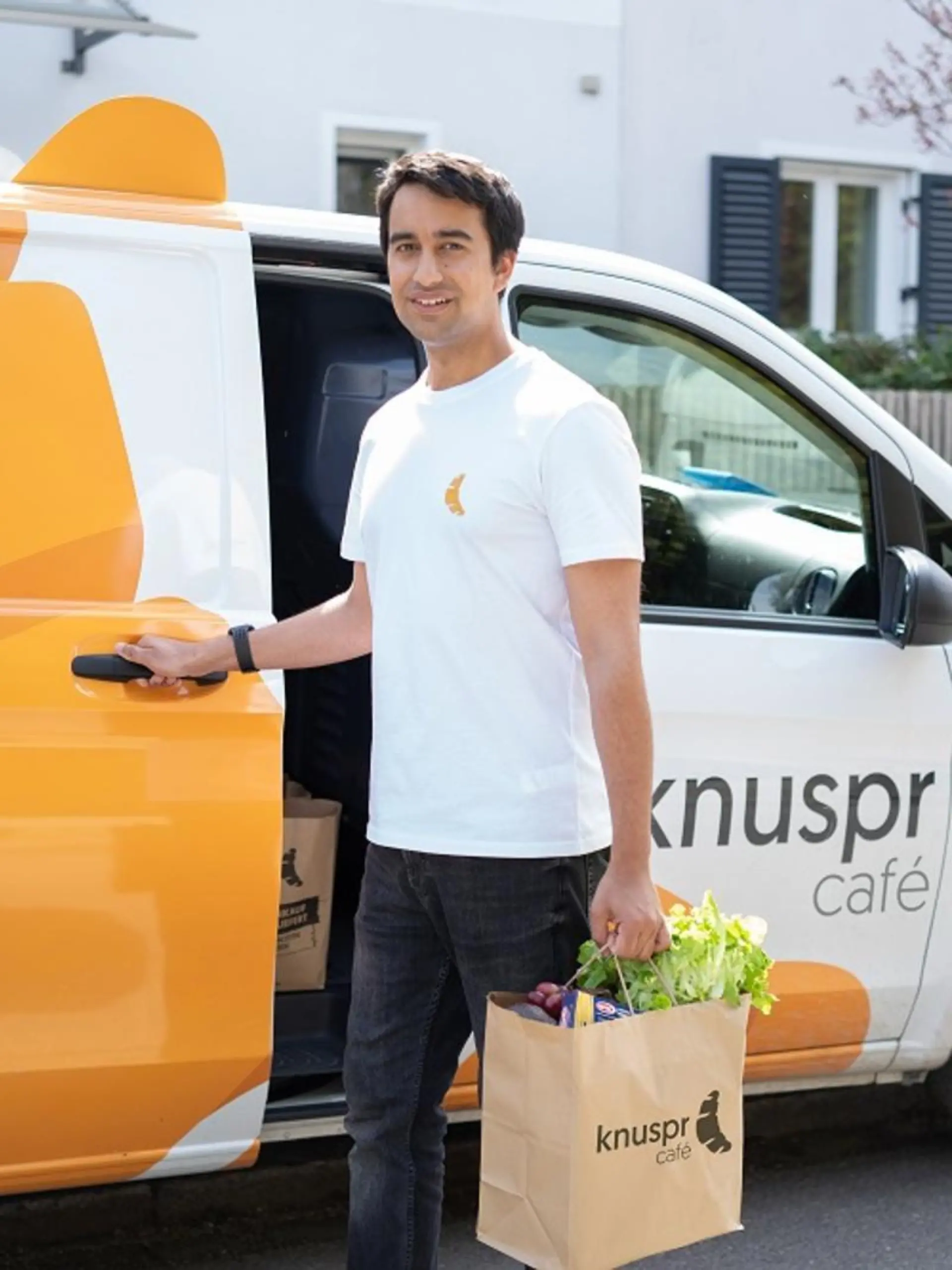 Der Münchner Online-Supermarkt Knuspr hat ein Wochenend-Café in der Innenstadt eröffnet. „Knuspr Café“ soll ab Juli auch an Sonn- und Feiertagen liefern.