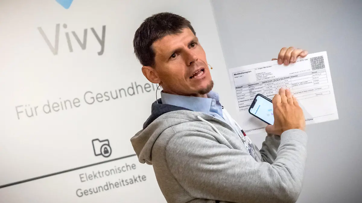 ARCHIV - 05.06.2018, Berlin: Christian Rebernik, Gründer und Geschäftsführer von "Vivy", zeigt bei der Vorstellung einer neuen digitalen Gesundheitsakte mit dem Namen "Vivy", wie Unterlagen digitalisiert werden. Millionen Versicherte sollen ab 17.09.2018 ihre Gesundheitsdaten über die neue Handy-App verwalten können. In der digitalen Akte «Vivy» können etwa Befunde, Laborwerte und Röntgenbilder gespeichert und mit dem behandelnden Arzt geteilt werden, heißt es in einer der Deutschen Presse-Agentur vorliegenden Mitteilung. (zu dpa "Neue Gesundheits-App für Millionen Versicherte startet" vom 17.09.2018) Foto: Michael Kappeler/dpa +++ dpa-Bildfunk +++