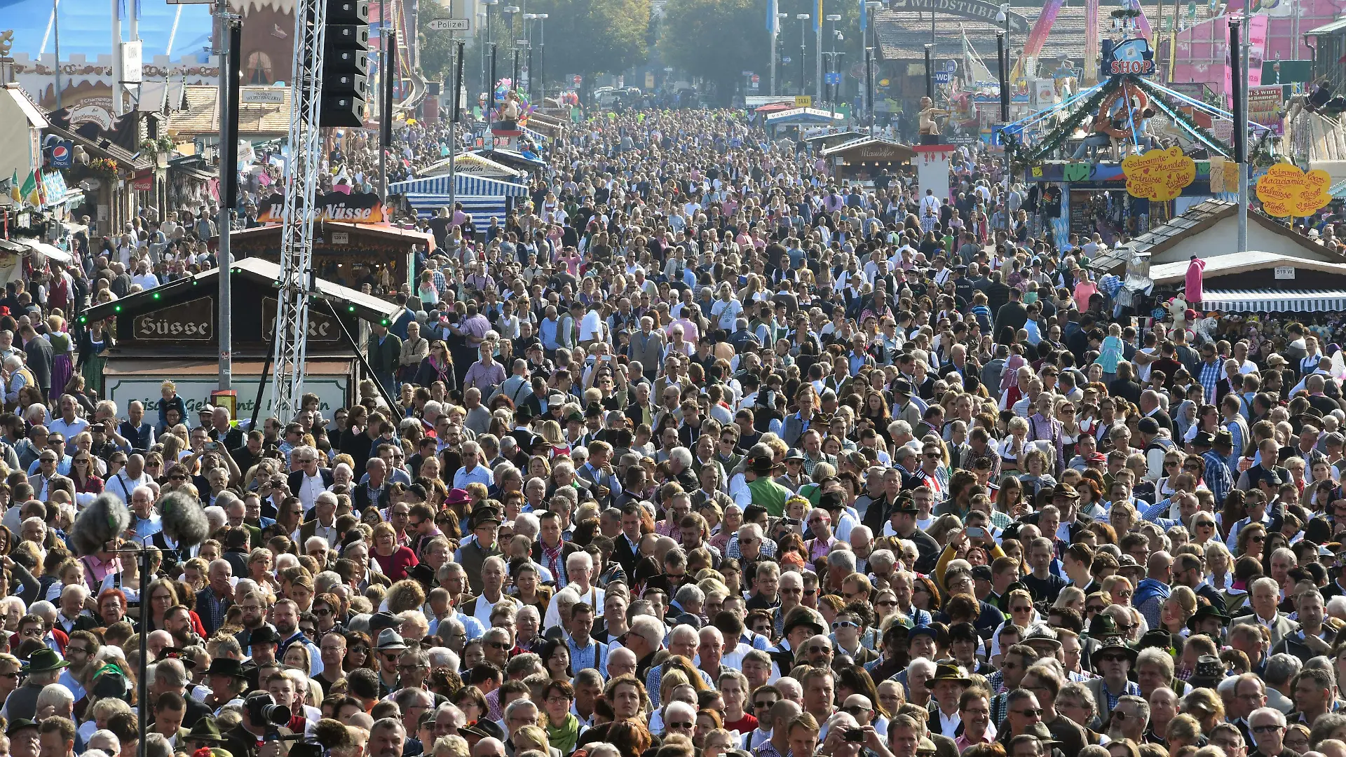 ARCHIV - 24.09.2017, Bayern, Munich: Menschenmassen drängen zu Beginn des Oktoberfest 2017 über die Strassen des Festgeländes. (zu dpa-Korr: «Vom Anbandeln und Kronprinz Ludwig - Wissenswertes zu der Wiesn» vom 16.9.2018) Foto: Tobias Hase/dpa +++ dpa-Bildfunk +++