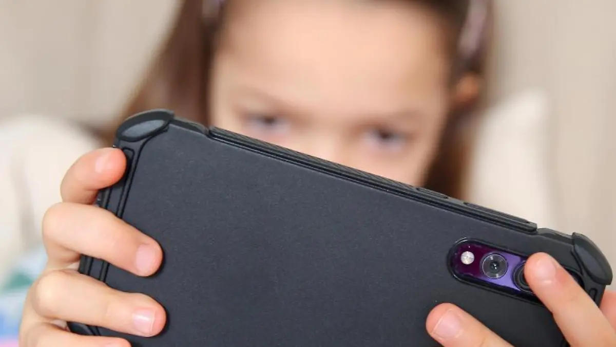 Kind mit Smartphone