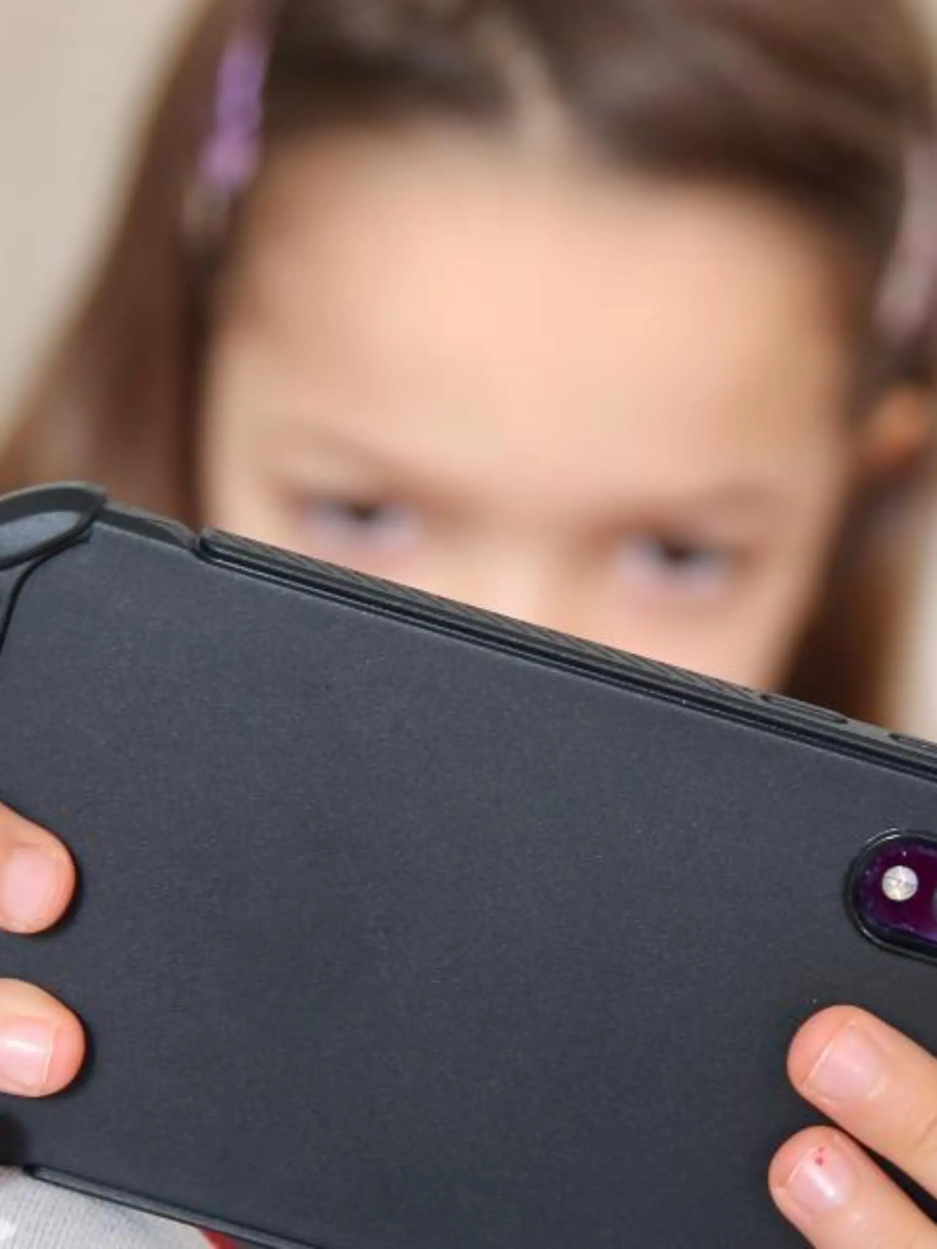 Kind mit Smartphone