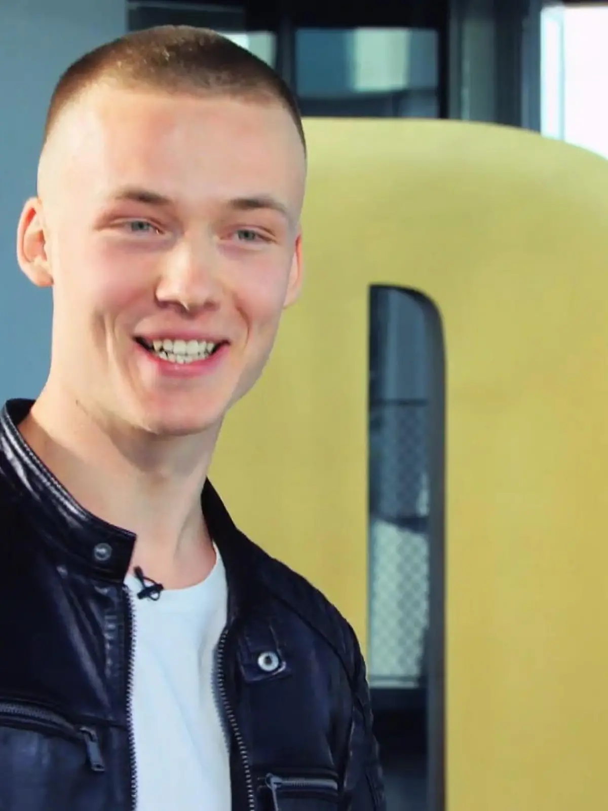 Große Klappe, viel dahinter! Leonard verblüfft bei DSDS erst einmal damit, dass er 2030 gerne „Der Bachelor“ werden möchte. Und dann überrascht er die Jury noch einmal. Er singt einen Song, den die Jury von ihm hören will.